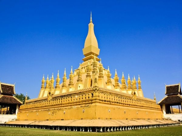 6. Chùa That Luang: Là một tòa lâu đài tráng lệ, đồ sộ nằm ở trung tâm kinh thành với tháp nhọn vàng rực rỡ kiêu hãnh vươn lên giữa bầu trời xanh yên ả của Vientian, Chùa That Luang được xây dựng vào khoảng năm 236 Phật lịch, tức năm 307 trước Công nguyên. Tới thế kỷ XVI, đức Vua của Vương quốc Lan Xang quyết định dời kinh đô của đất nước Triệu Voi từ Luang Prabang về Viêng Chăn. Và That Luang được tu bổ lại xây bọc thêm ngôi tháp cũ bằng một tháp mới to, đẹp hơn và kiến trúc ấy giữ nguyên cho đến ngày nay.