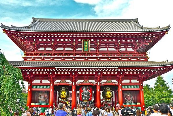 3. Chùa Asakusa Kannon: Chùa Asakusa Kannon hay còn gọi là Sensoji là một trong những ngôi chùa cổ kính nhất hiện nay của Tokyo, xây dựng vào thế kỷ 7, sau khi Phật giáo du nhập vào Nhật Bản. Theo truyền thuyết cổ xưa, có hai anh em khi đang đánh cá trên sông Sumida-gawa đã tìm thấy một tượng phật quan âm (Kannon) vướng vào trong lưới của mình. Mặc dù, nhiều lần thả tượng Phật về với dòng sông nhưng bức tượng vẫn quay trở lại với họ. Vị trưởng lão trong làng nhận ra được sự linh thiêng của bức tượng nên đã hiến một phần ngôi nhà của mình lập nên ngôi đền nhỏ thờ Phật Quan Âm, chính là Sensoji ngày nay.