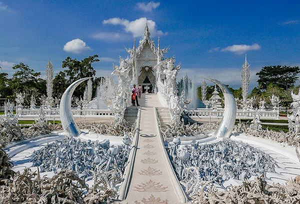 2. Chùa Bạch Long: Chùa Bạch Long là công trình kiến trúc độc nhất vô nhị của Thái Lan nằm tại tỉnh Chiang Rai. Chùa được Kiến trúc sư nổi tiếng Thái Lan đồng thời là họa sĩ Chalermchai Kositpipat thiết kế; bắt đầu được xây dựng vào năm 1997.