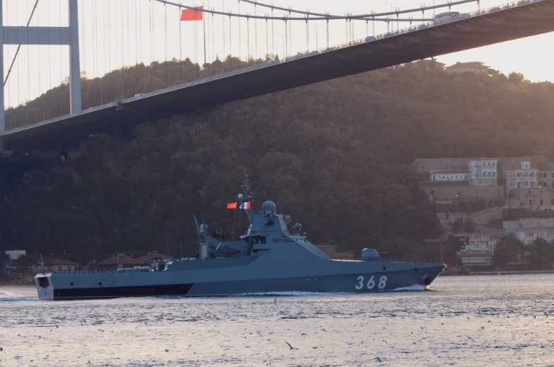 Theo AMN, việc tàu tên lửa Vasily Bikov được chọn trong đợt điều động lần này của Nga xuất phát từ khả năng tấn công đa năng của con tàu. Dù Vasily Bikov chỉ có lượng giãn nước 1.500 tấn khi mang đầy tải nhưng con tàu được thiết kế với nhiều góc cạnh cho khả năng tán xạ sóng radar rất cao, con tàu mang đầy đủ đặc điểm của chiến hạm hiện đại Nga khi có giàn hỏa lực cực mạnh thích hợp cho cả nhiệm vụ tấn công mặt đất và đối hạm.