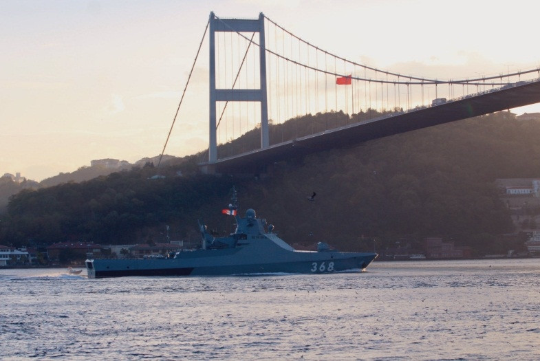 Phía mũi tàu là pháo AK-176MA với tháp pháo tàng hình hóa, phía sau là các bệ phóng thẳng đứng UKSK với tên lửa phòng không tầm trung Shtil-1 hoặc Redut. Để tấn công mặt đất và đối hải, Vasily Bikov được trang bị hệ thống vũ khí Club-N. Chỉ với vũ khí này, ngoài khả năng tấn công mục tiêu trên đất liền, tấn công tàu nổi, tàu Vasily Bikov còn có thể thể công tàu ngầm với những đòn đánh kinh hoàng.