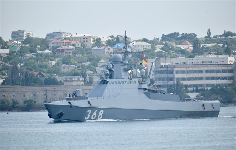 Bởi trong biên chế của hệ thống Club-N có tên lửa chống tầu 3M-54E, 3M-54E1, tên lửa 3M-14E tấn công mặt đất, tên lửa chống ngầm 91RTE2. Khi phát hiện tọa độ khu vực hoạt động của tàu ngầm đối phương từ các phương tiện trinh sát. Chiến hạm sẽ phóng tên lửa chống ngầm về phía khu vực mục tiêu. Khi tên lửa tiếp cận khu vực mục tiêu, các tên lửa chống ngầm sẽ tiếp nước bằng dù.