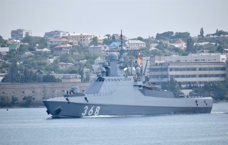 Bởi trong biên chế của hệ thống Club-N có tên lửa chống tầu 3M-54E, 3M-54E1, tên lửa 3M-14E tấn công mặt đất, tên lửa chống ngầm 91RTE2. Khi phát hiện tọa độ khu vực hoạt động của tàu ngầm đối phương từ các phương tiện trinh sát. Chiến hạm sẽ phóng tên lửa chống ngầm về phía khu vực mục tiêu. Khi tên lửa tiếp cận khu vực mục tiêu, các tên lửa chống ngầm sẽ tiếp nước bằng dù.