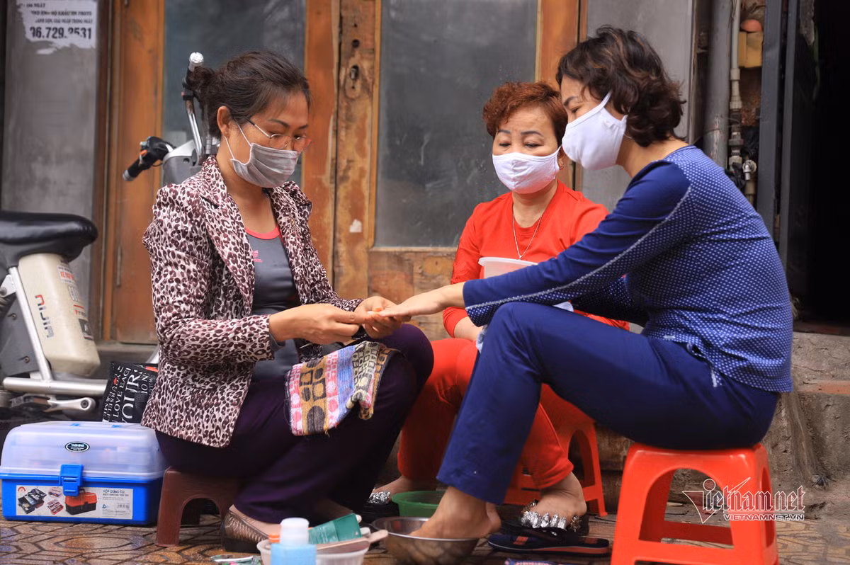 Buoi sang la thuong o khu pho cua benh nhan thu 17 sau ngay cach ly-Hinh-14