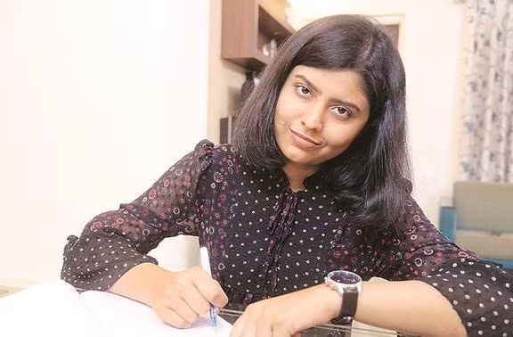 Cay ghep tay cua mot nguoi dan ong, co gai giat minh khi ban tay ngay mot nu tinh-Hinh-2