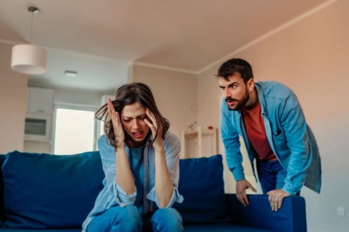 Nguoi tinh cua toi dang doa cho chong toi biet tat ca, toi phai lam sao?