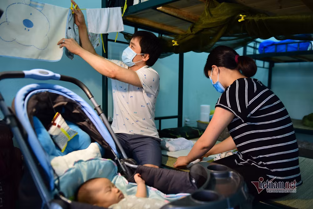 Em bé sơ sinh trong khu cách ly ở Sài Gòn: Chiến sĩ thay nhau bế bồng, chăm sóc - Hình 5 Em be so sinh trong khu cach ly o Sai Gon: Chien si thay nhau be bong, cham soc-Hinh-5