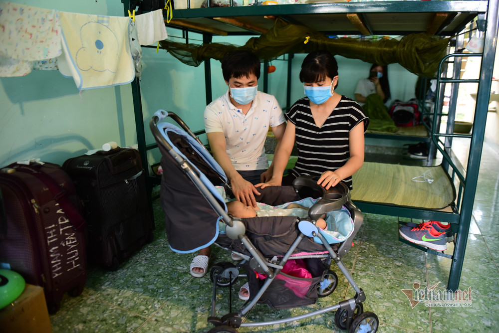 Em be so sinh trong khu cach ly o Sai Gon: Chien si thay nhau be bong, cham soc-Hinh-4