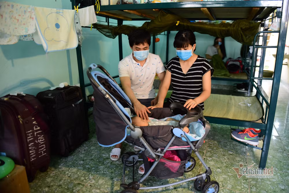 Em bé sơ sinh trong khu cách ly ở Sài Gòn: Chiến sĩ thay nhau bế bồng, chăm sóc - Hình 4 Em be so sinh trong khu cach ly o Sai Gon: Chien si thay nhau be bong, cham soc-Hinh-4