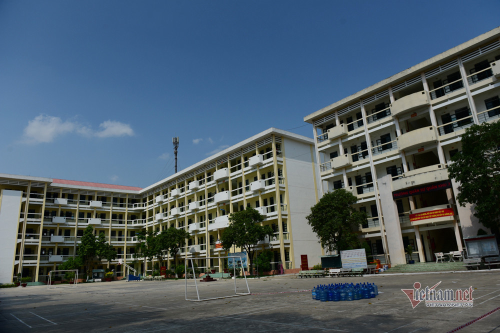 Em be so sinh trong khu cach ly o Sai Gon: Chien si thay nhau be bong, cham soc