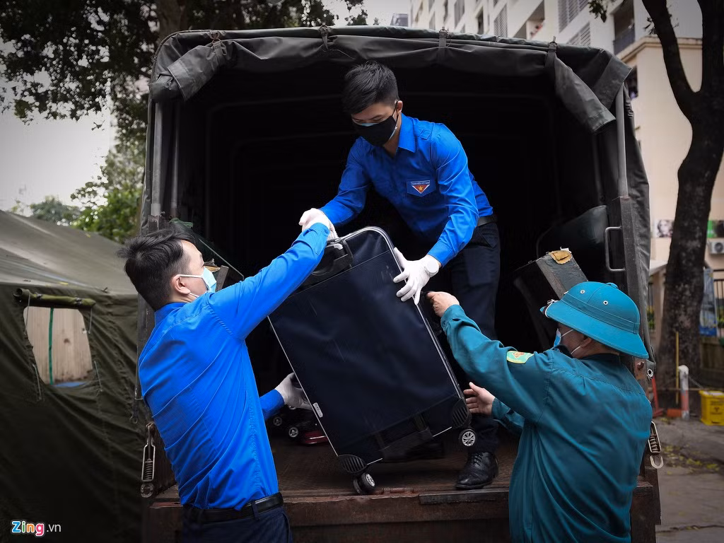 Hành lý của người cách ly sẽ được chuyển lên xe. Sau đó, chúng sẽ được khử trùng trước khi trao trả cho chủ nhân.