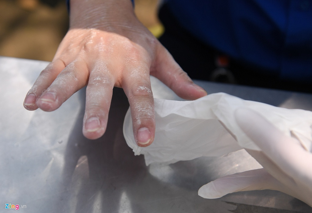 Về phía lực lượng làm nhiệm vụ, anh Phạm Văn Diện, cán bộ Thành đoàn Hà Nội, cho biết việc đeo găng tay cả ngày khá khó chịu vì gây tích tụ mồ hôi. Nhiều người còn bị lên mụn nước. Mặt khác, do việc sát khuẩn bằng cồn thường xuyên nên găng tay rất dễ rách.