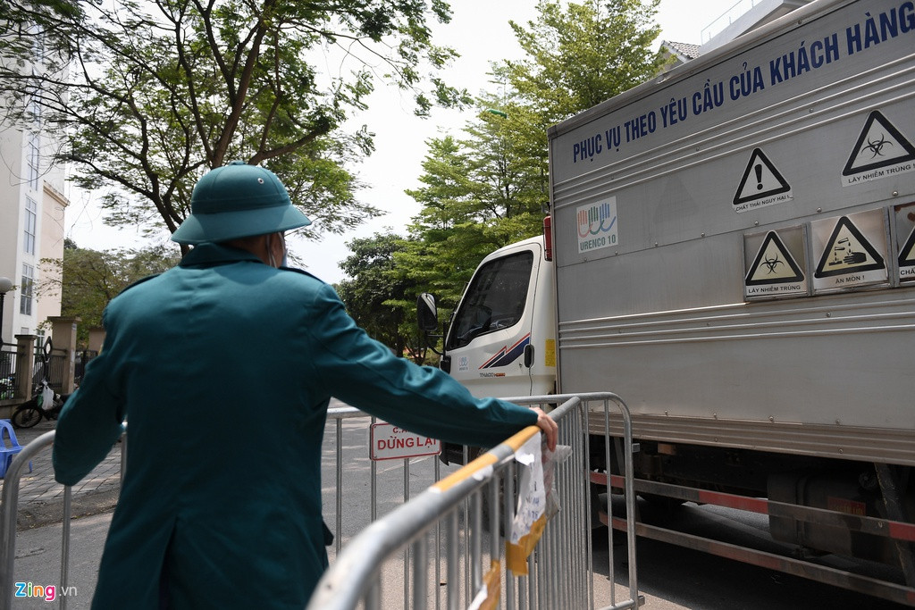 Mỗi ngày 2 lần, Công ty Môi trường Đô thị Hà Nội cử xe đến lấy rác. Rác thải tại khu cách ly Pháp Vân - Tứ Hiệp sẽ được phun khử trùng và chở về nơi tập kết. Trước khi đưa vào lò đốt, số rác này sẽ được phun khử trùng một lần nữa để đảm bảo an toàn.