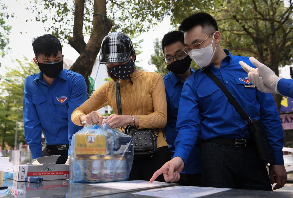 Các cán bộ của Thành đoàn Hà Nội chỉ tiếp nhận các nhu yếu phẩm và từ chối rượu, bia, thuốc lá, dao kéo, đồ điện... Tuy nhiên, nhiều người không biết quy định nên vẫn mang đến. Một chủ hàng tạp hoá năn nỉ để được gửi túi bia, thuốc lá nhưng không được. Chị cho biết đã nhận tiền của người nhà, giờ không chuyển vào được và không biết xử lý thế nào.