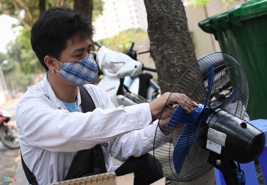 Một người thợ lắp chiếc quạt điện để gửi vào cho người nhà là du học sinh từ Mỹ về. Nhưng sau khi lắp xong, không được tiếp nhận, anh lại phải tháo ra mang về.