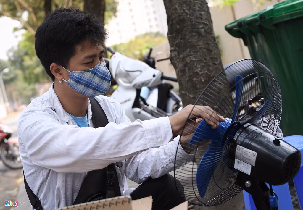 Một người thợ lắp chiếc quạt điện để gửi vào cho người nhà là du học sinh từ Mỹ về. Nhưng sau khi lắp xong, không được tiếp nhận, anh lại phải tháo ra mang về.