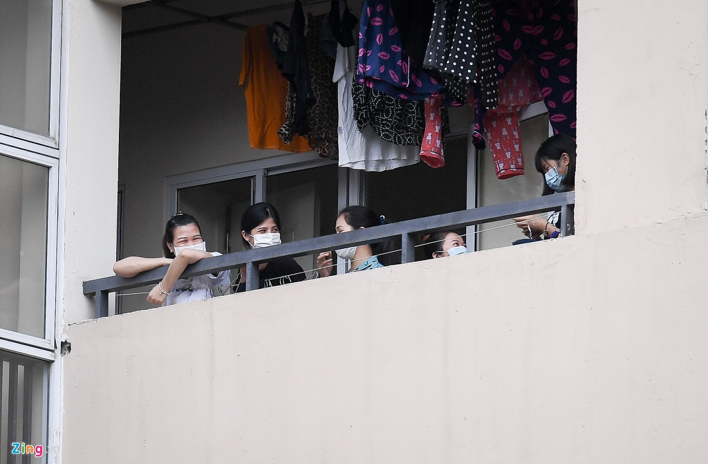 Toà nhà A1 khu nhà ở sinh viên Pháp Vân - Tứ Hiệp có quy mô 19 tầng nổi, một tầng hầm. Các tầng có 14 phòng ở và một phòng sinh hoạt chung, mỗi phòng có 8 giường. Công suất tiếp nhận tại toà nhà này khoảng 2.000 người. Nơi đây bắt đầu tiếp nhận người vào cách ly từ ngày 18/3 cho đến khi hết dịch. Tại cuộc họp Ban chỉ đạo phòng chống dịch Covid-19 của Hà Nội ngày 23/3, Chủ tịch UBND TP Nguyễn Đức Chung khẳng định người cách ly đang được đảm bảo các điều kiện tốt tại các khu cách ly tập trung. Vì vậy, ông đề nghị người thân của họ không gửi đồ ăn vì rất có thể trong quá trình gửi đồ sẽ gây ra nguy hiểm do đồ ăn chưa được khử khuẩn."Các đơn vị quản lý không nhận đồ ăn, đồ dùng mà người nhà gửi cho người đang thực hiện cách ly", ông Chung đề nghị.