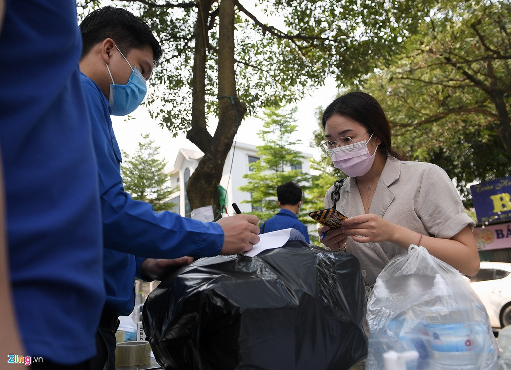 Chị Hiền gửi đồ cho em là du học sinh từ Anh về. Em chị cho biết điều kiện ăn ở rất đảm bảo. Phòng rộng mà mỗi phòng chỉ 4 người nên khá thông thoáng. Tuy nhiên, gia đình lo lắng về nguy cơ lây nhiễm trong khu cách ly nên gửi nước muối, khẩu trang, nước rửa tay và dặn em sử dụng thường xuyên để đảm bảo an toàn.