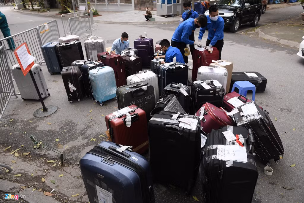 Cán bộ thành đoàn còn phải ghi tên, vận chuyển hành lý của những người cách ly. Do đi từ nước ngoài về, nhiều người mang theo 4-5 kiện.