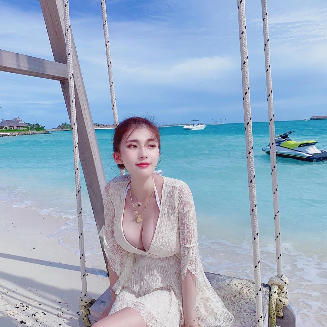 Với lợi thế ngoại hình, người đẹp 26 tuổi trở thành mẫu nội y với nhiều hợp đồng từ các thương hiệu có tiếng. Cô cũng nhận quảng cáo thông qua trang cá nhân. Với lượng người theo dõi lớn, số tiền 9X kiếm được từ mỗi bài viết không hề nhỏ.