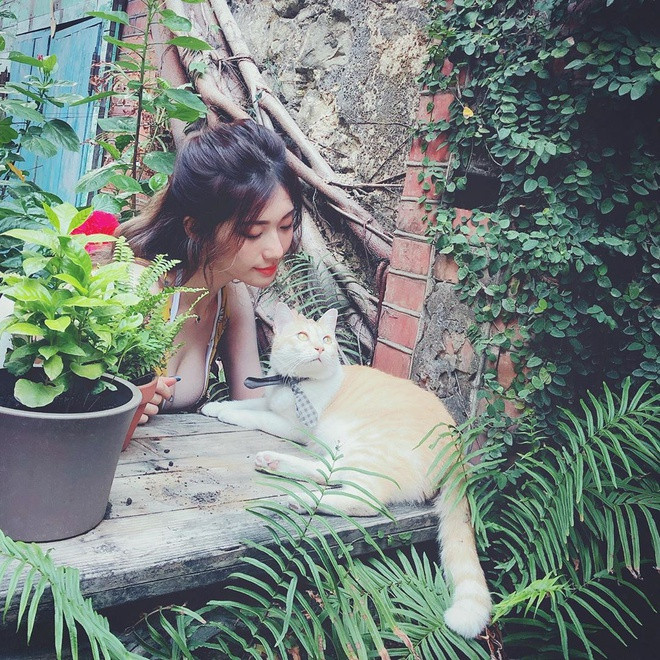 Chia sẻ về sở thích cá nhân, Vivian cho hay cô yêu thích vẽ tranh, chơi đùa cùng động vật, đặc biệt là chó, mèo. Bản thân cô cũng nuôi một chú cún cưng.