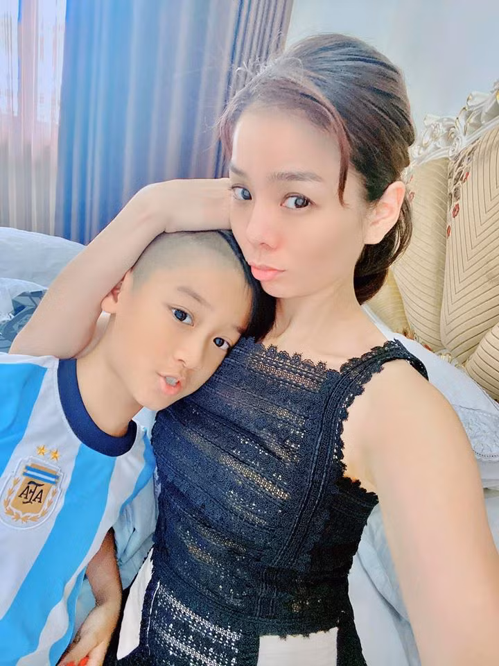 'Nu hoang phong tra' Le Quyen khien ca showbiz phai tram tro-Hinh-7