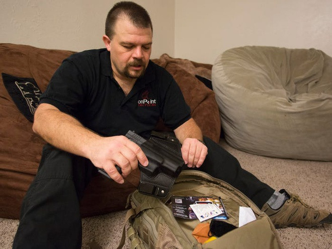 Khoảng 20% người dân Mỹ tham gia vào những hoạt động liên quan đến việc chuẩn bị cho thảm họa. Thậm chí có nhiều công ty chuyên bán các sản phẩm phục vụ nhu cầu này như đồ ăn đóng hộp hay vũ khí. Ảnh: Reuters.