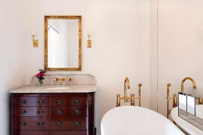 Phòng tắm chính được trang bị đầy đủ các tiện nghi cao cấp cần thiết và được tích hợp với một tủ quần áo khổng lồ.