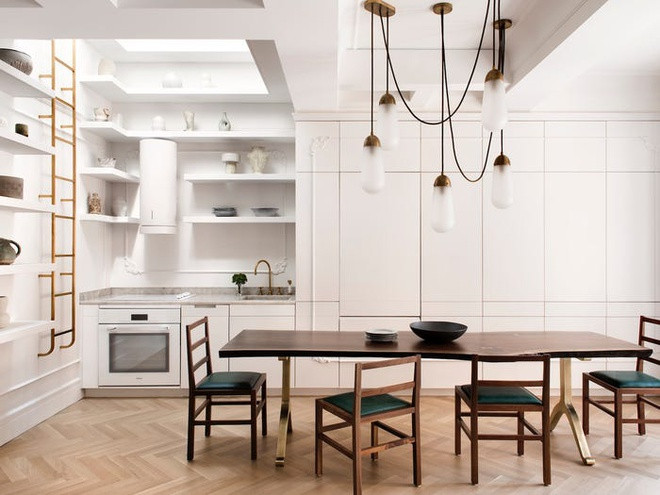 Nhà bếp với trần cao, giếng trời để mang lại sự thông thoáng cho không gian. Khu vực này được bài trí đơn giản, tinh tế với các trang thiết bị nấu nướng hiện đại.