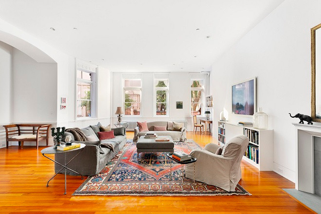 Phòng gia đình với tông màu trắng chủ đạo mang cảm giác gần gũi. Những ô cửa sổ kiểu Pháp đem đến ánh sáng tự nhiên và cảnh sắc thành phố.