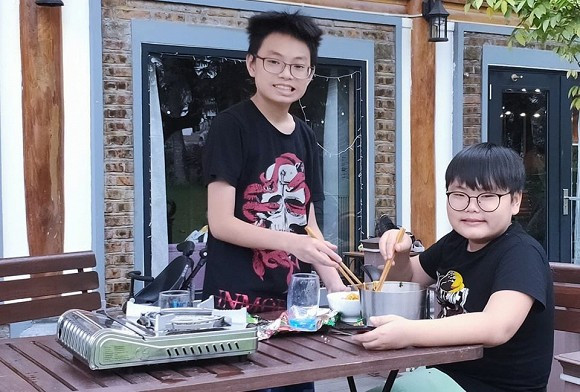 Xuan Bac: 'Nha minh cam cu duoc 6 thang la phai cat nua chi tieu'