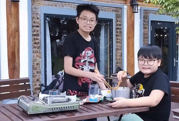 Xuan Bac: 'Nha minh cam cu duoc 6 thang la phai cat nua chi tieu'