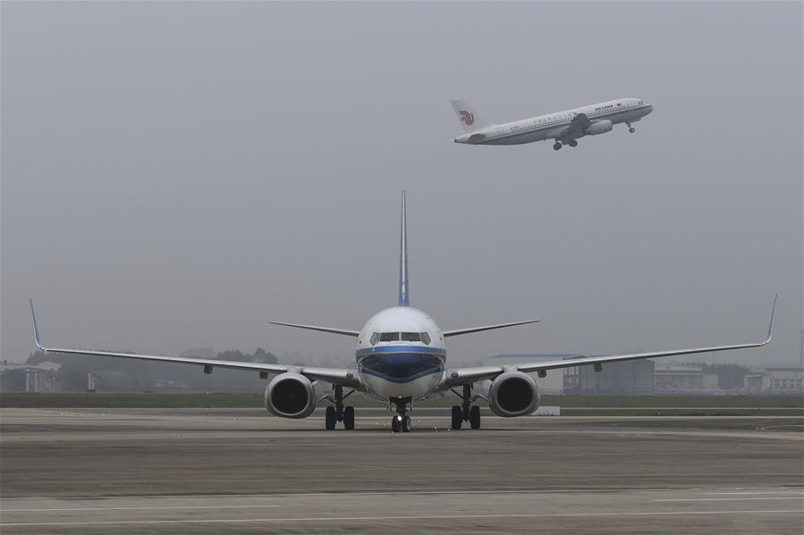 Một máy bay chở nhân viên y tế được cử đến hỗ trợ tỉnh Hồ Bắc đáp tại sân bay quốc tế Ngô Vu Nam Ninh ở Nam Ninh, khu tự trị Quảng Tây phía nam của Trung Quốc, ngày 20/3.