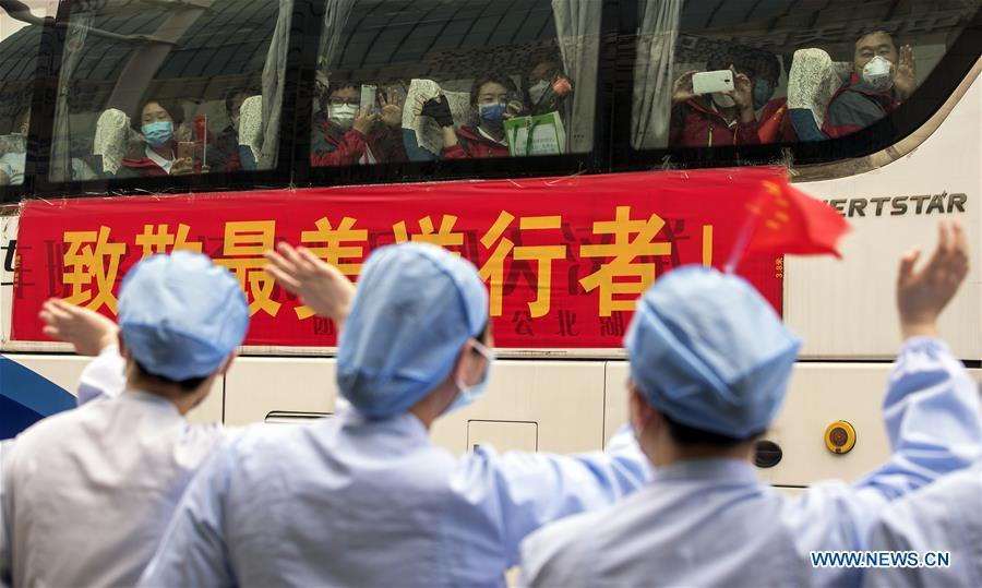 Nhân viên y tế từ Bệnh viện số 1 Vũ Hán chia tay nhân viên y tế đến từ Thiên Tân khi họ rời khỏi Vũ Hán, thủ phủ của tỉnh Hồ Bắc ngày 21/3. Đội hỗ trợ y tế từ Thiên Tân rời Vũ Hán sau khi hoàn thành nhiệm vụ vào ngày 21/3.