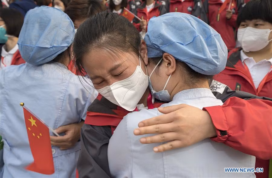 Gui Xin (phải) từ Bệnh viện số 1 Vũ Hán ôm Wang Bokun, một nhân viên y tế từ Thiên Tân, khi Wang rời khỏi Vũ Hán, thủ phủ của tỉnh Hồ Bắc ngày 21/3 sau khi hoàn thành nhiệm vụ.