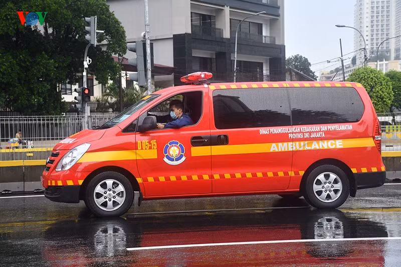 Xe cứu thương cũng được huy động để sẵn sàng ứng phó trong trường hợp cần thiết.