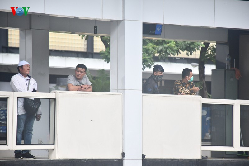 Người dân đứng chờ xe buýt, có những người vẫn chưa đeo khẩu trang tại nơi công cộng.