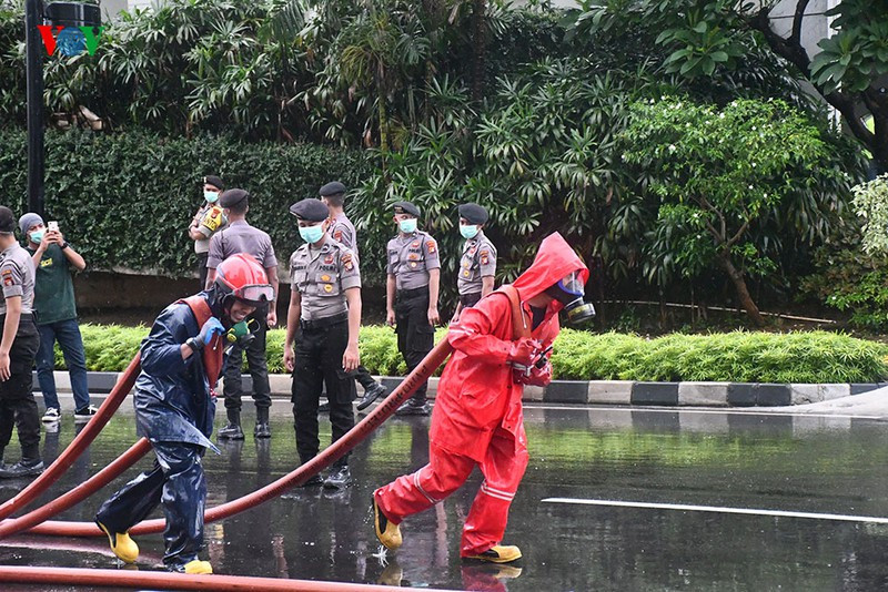 ... cùng với sự phối hợp của cảnh sát và quân đội.