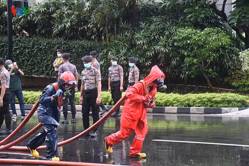 ... cùng với sự phối hợp của cảnh sát và quân đội.