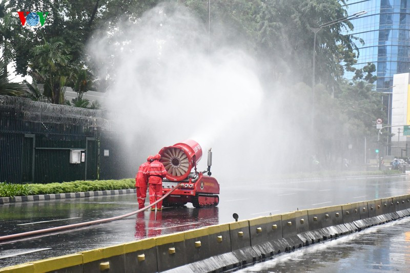 Sở cứu hoả thành phố sử dụng máy chuyên dụng phun thuốc khử trùng trực tiếp vào các điểm.