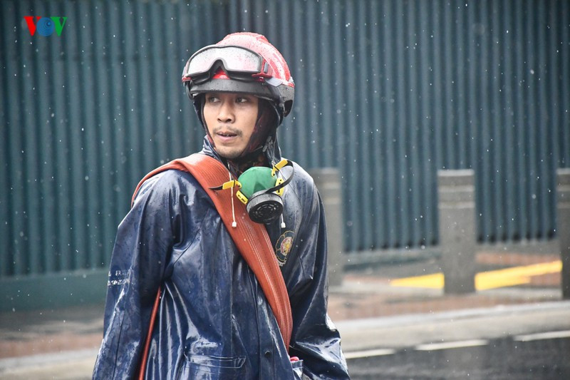 100 lính cứu hoả được huy động để làm nhiệm vụ khử trùng tại mỗi quận.