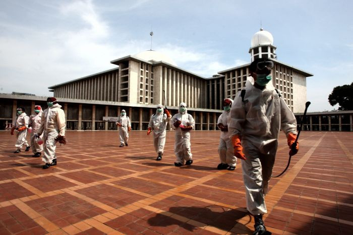 Trước đó, chính phủ Indonesia đã tiến hành khử trùng ở một số trường học và các nhà thờ Hồi giáo.