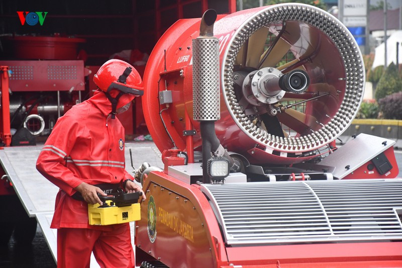 Robot phun nước tự động do chiến sĩ Sở cứu hoả điều khiển.