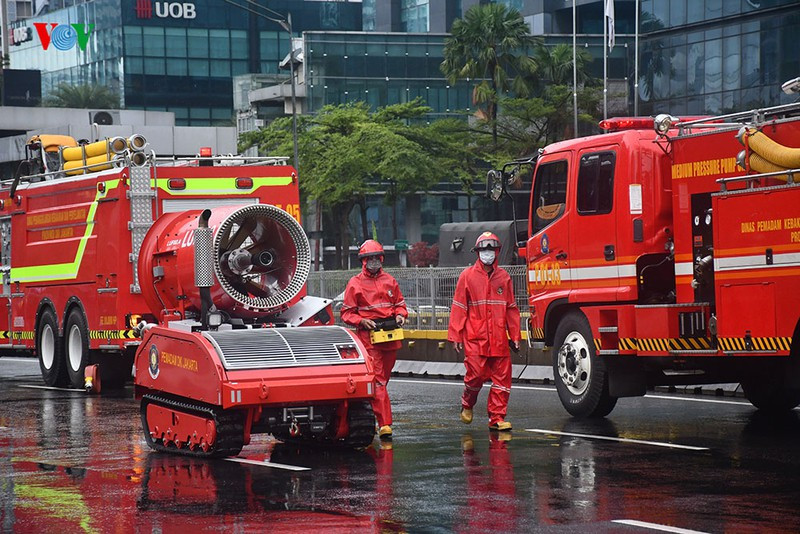 Việc khử trùng được tiến hành đồng thời tại năm khu vực hành chính của thủ đô Jakarta, Indonesia.