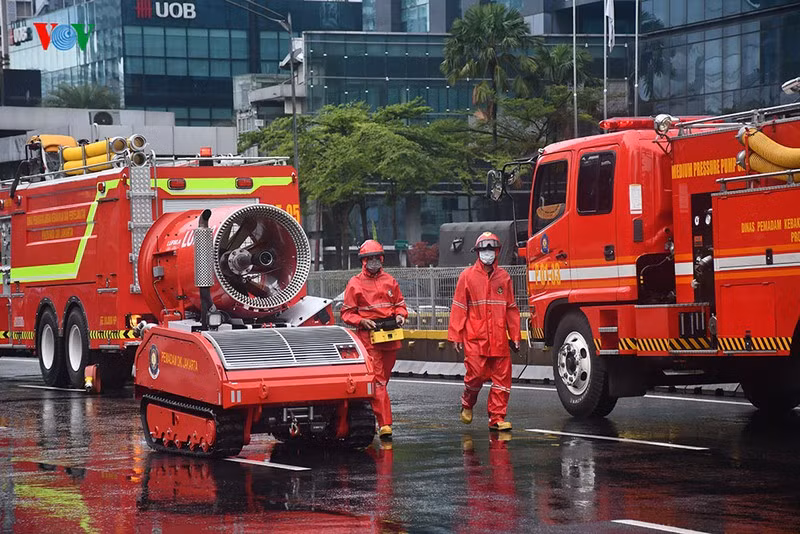 Việc khử trùng được tiến hành đồng thời tại năm khu vực hành chính của thủ đô Jakarta, Indonesia.