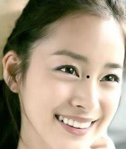 9. Sơn căn có nốt ruồi: Nốt ruồi ở vị trí này biểu thị tình cảm của chủ nhân với chồng không tốt, dễ có nguy cơ đổ vỡ hôn nhân.