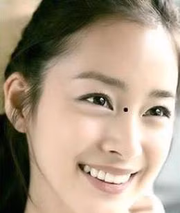 9. Sơn căn có nốt ruồi: Nốt ruồi ở vị trí này biểu thị tình cảm của chủ nhân với chồng không tốt, dễ có nguy cơ đổ vỡ hôn nhân.