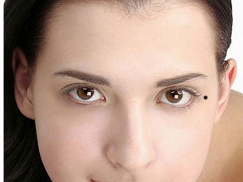 5. Nốt ruồi ở đuôi mắt: Mắt chủ về sự nghiệp. Nữ giới có nốt ruồi ở đuôi mắt biểu thị giữa chuyện tình cảm, nhân duyên với sự nghiệp, công việc có mối liên hệ. Có điều đa phần đây không phải là liên hệ tốt.