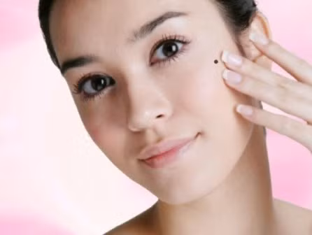 3. Nốt ruồi ở xương gò má: Biểu thị sự tranh đoạt hoặc là người thứ 3 xen vào.