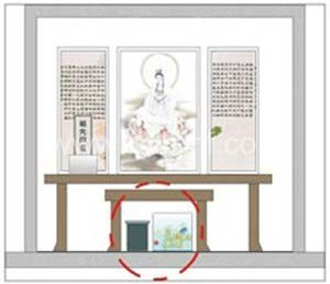 4. Phía dưới bàn thờ không được để đồ: Phía dưới bàn thờ cần được giữ sạch sẽ, không được chất đống đồ đạc ở dưới, nếu có thì chỉ nên để một chiếc la bàn. Đặc biệt chú ý không được để đồ điện và bể các vì sẽ làm tinh thần gia chủ bị sa sút, tài sản hao hụt.